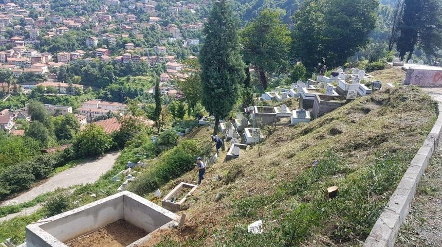 Mezarlıklarda bayram temizliği s&uuml;r&uuml;yor