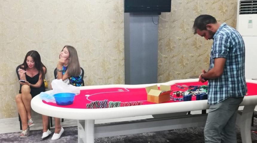 Alanya&rsquo;da kurpiyer kadınlı poker partisini polis baskını