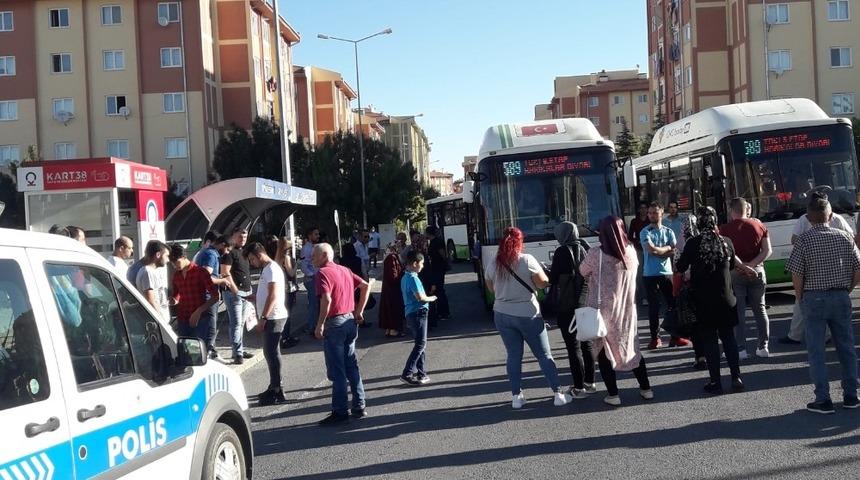 Vatandaşlar yol kesti, halk otob&uuml;slerini geri istedi