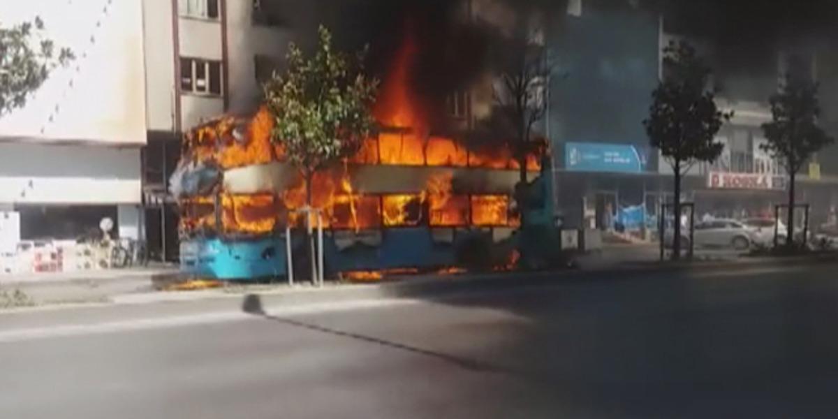 Esenyurt'ta &ccedil;ift katlı &ouml;zel halk otob&uuml;s&uuml; yandı