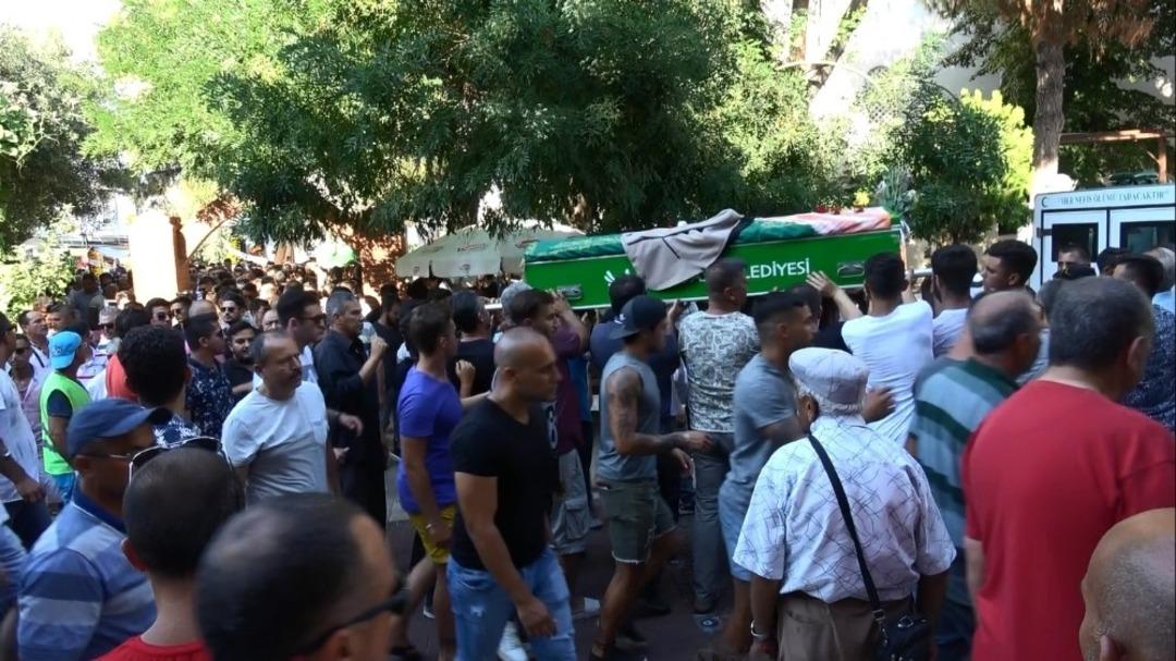 Kuşadası, kalbinden bı&ccedil;aklanan roman gen&ccedil; i&ccedil;in ağladı