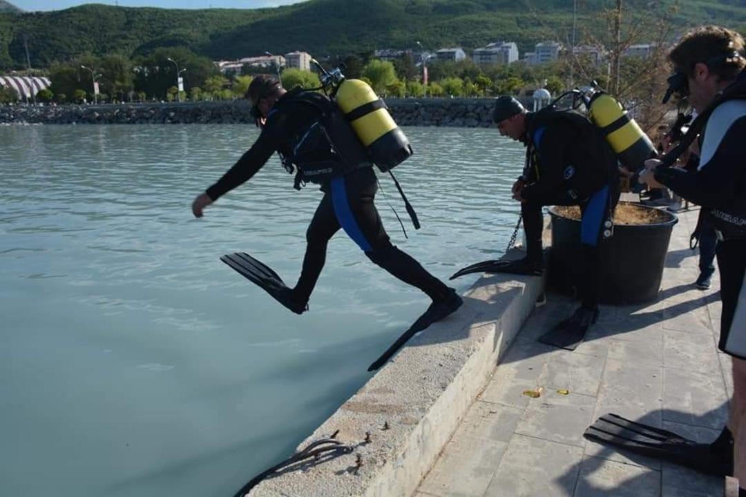 Tavan Belediyesi, g&ouml;n&uuml;ll&uuml; dalgı&ccedil;larla Van G&ouml;l&uuml;&rsquo;n&uuml; temizliyor