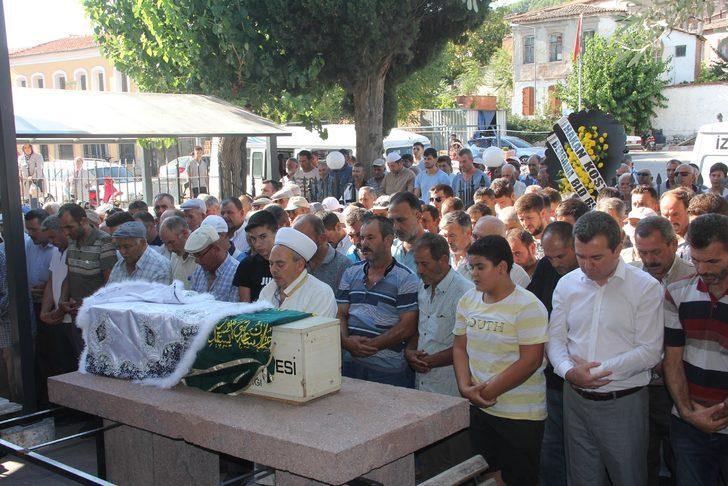 Minik Melih, sünnet kıyafetinin pelerini ile son yolculuğuna uğurlandı G1