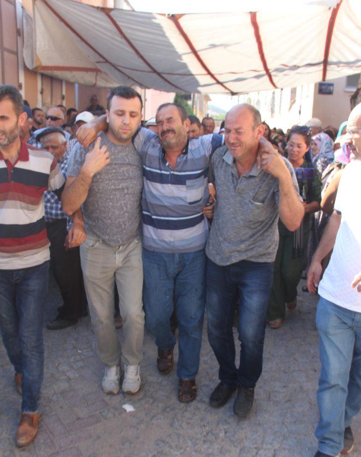 Minik Melih, sünnet kıyafetinin pelerini ile son yolculuğuna uğurlandı G4