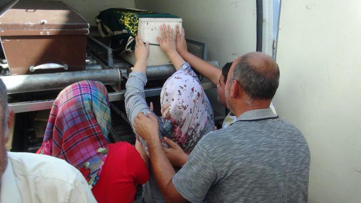 Minik Melih, sünnet kıyafetinin pelerini ile son yolculuğuna uğurlandı G5