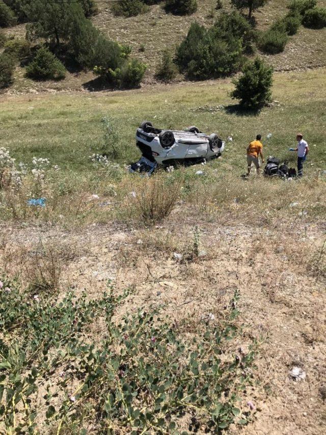 Tosya’da otomobil tarlaya uçtu: 5 yaralı