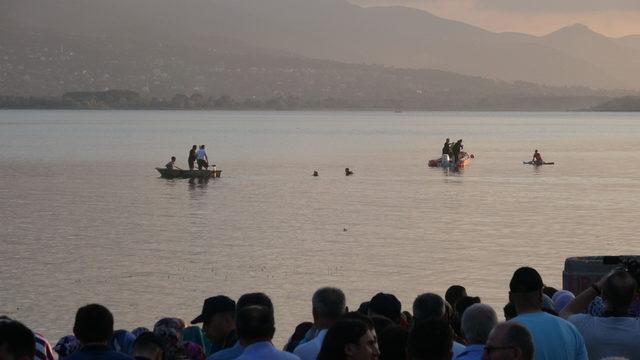 Kiraladıkları sandaldan göle düşen çocuk kayboldu