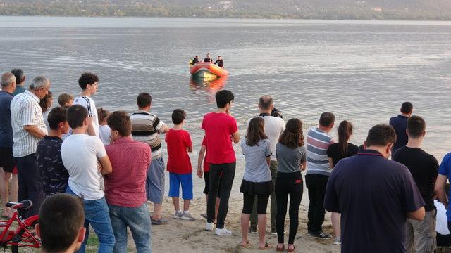 Kiraladıkları sandaldan göle düşen çocuk kayboldu