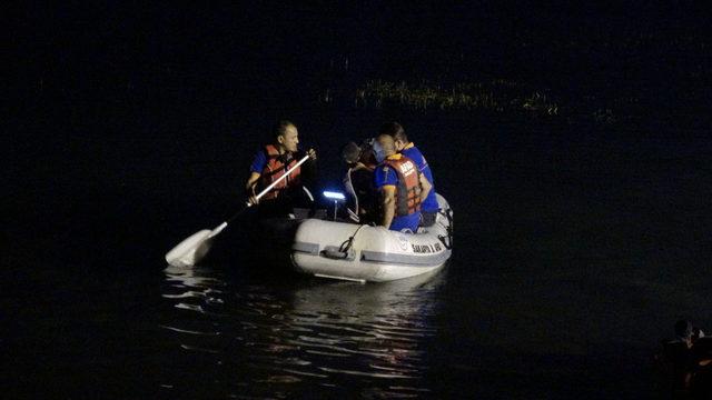 Kiraladıkları sandaldan göle düşen çocuk kayboldu (2)