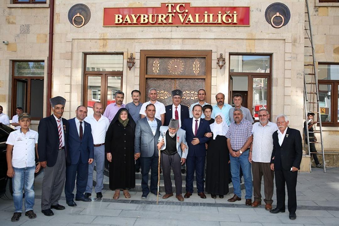 Şehit aileleri ve gaziler, Vali Pehlivan&rsquo;a uğurlama ziyaretinde bulundu