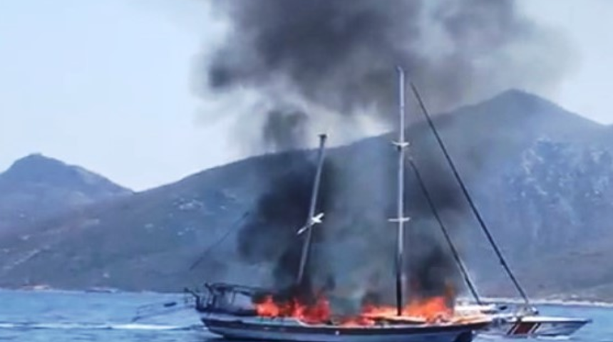 &Uuml;nl&uuml; tatil merkezinde korku dolu anlar! 6 metrelik bot alev alev yandı!