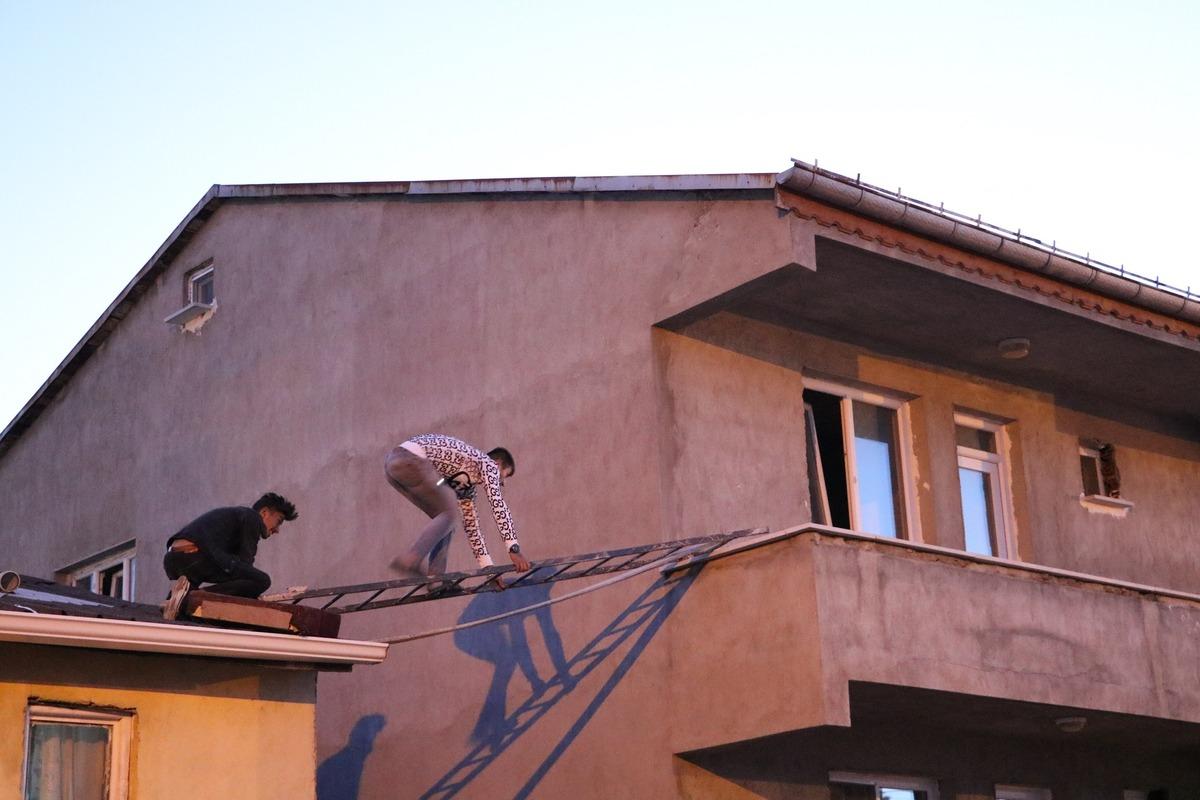 Mahsur kalan kedi i&ccedil;in canını hi&ccedil;e saydı