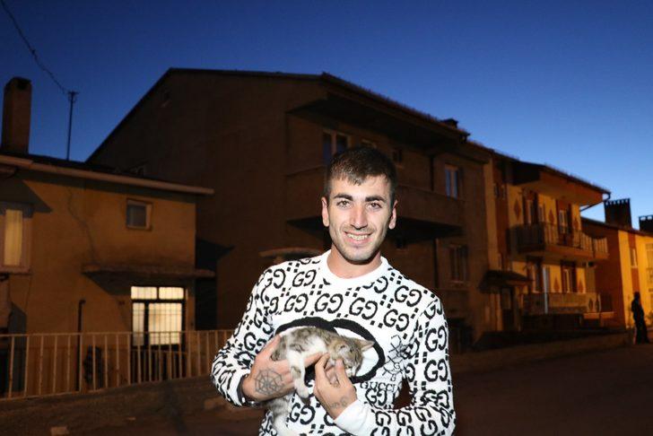 Mahsur kalan kedi için canını hiçe saydı G2