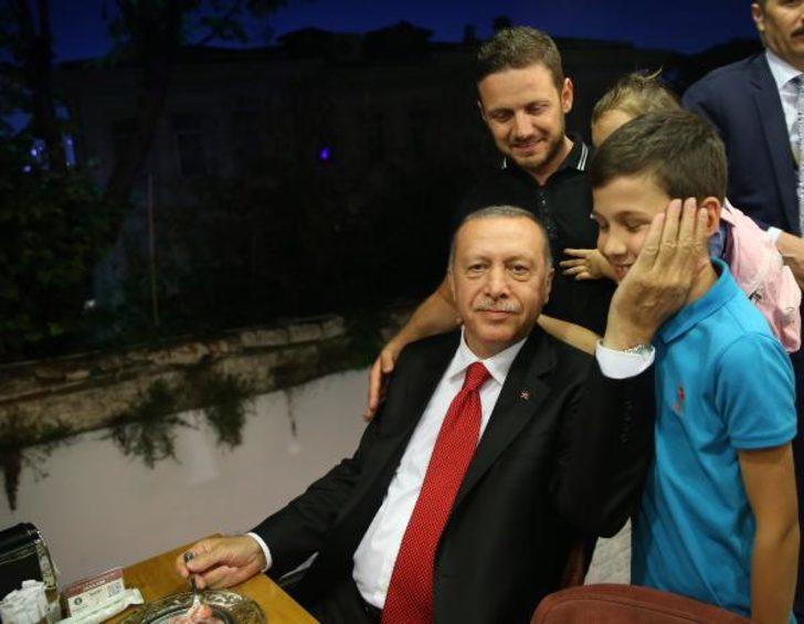Cumhurbaşkanı Erdoğan'dan dondurmacıda hatıra fotoğrafı
