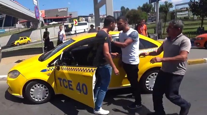 Yenibosna'da taksiciler birbirine girdi