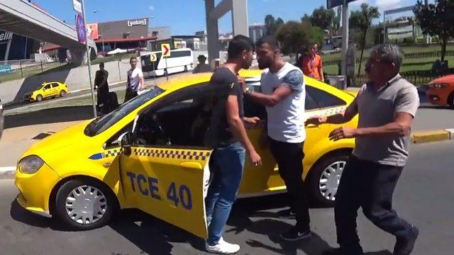 Yenibosna'da taksiciler birbirine girdi