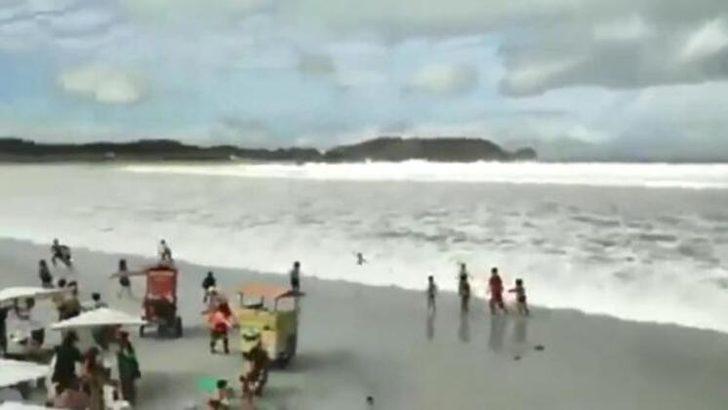 Plajda büyük dalgalar önüne geleni sürükledi G1