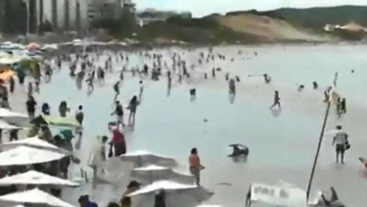 Plajda büyük dalgalar önüne geleni sürükledi G2