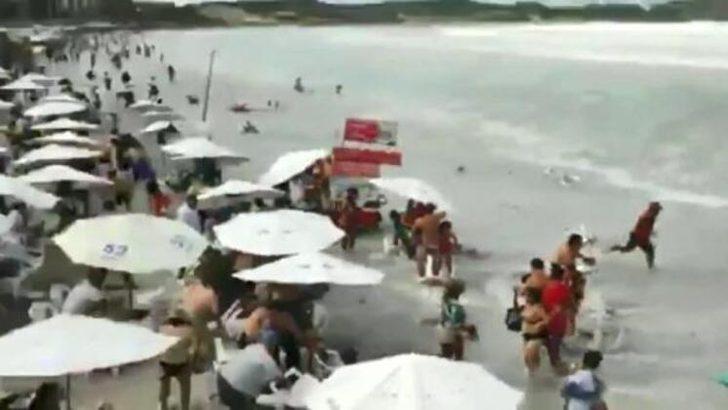 Plajda büyük dalgalar önüne geleni sürükledi G3