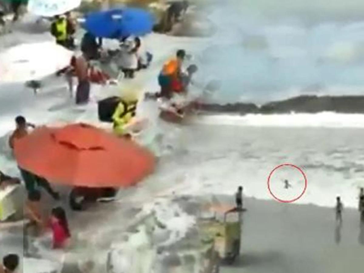 Plajda b&uuml;y&uuml;k dalgalar &ouml;n&uuml;ne geleni s&uuml;r&uuml;kledi