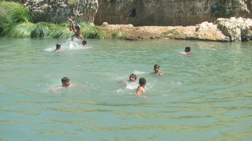 Aşırı sıcaklar nedeniyle vatandaşlar Sıtma Pınar &Ccedil;ayı&rsquo;na akın ediyor