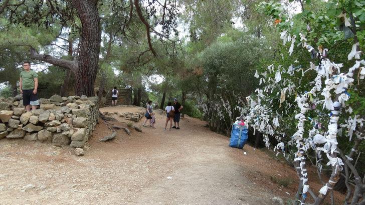 Zeus Sunağı'nda dilekte bulunuyorlar G4