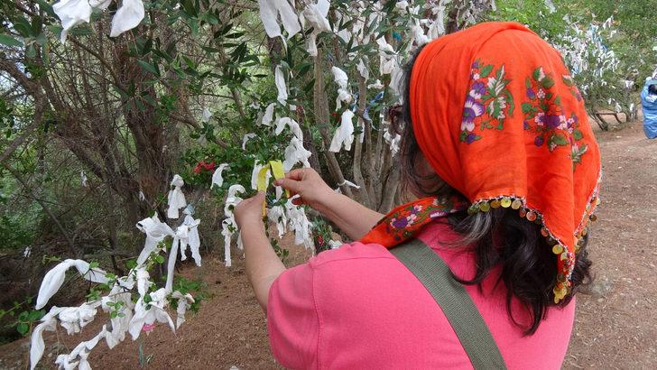 Zeus Sunağı'nda dilekte bulunuyorlar G3
