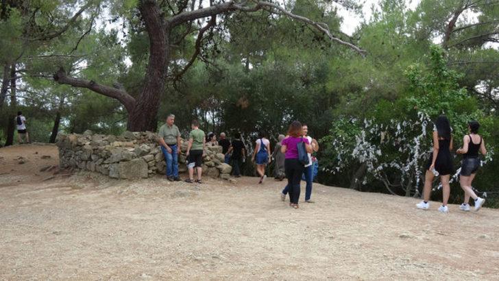 Zeus Sunağı'nda dilekte bulunuyorlar G1