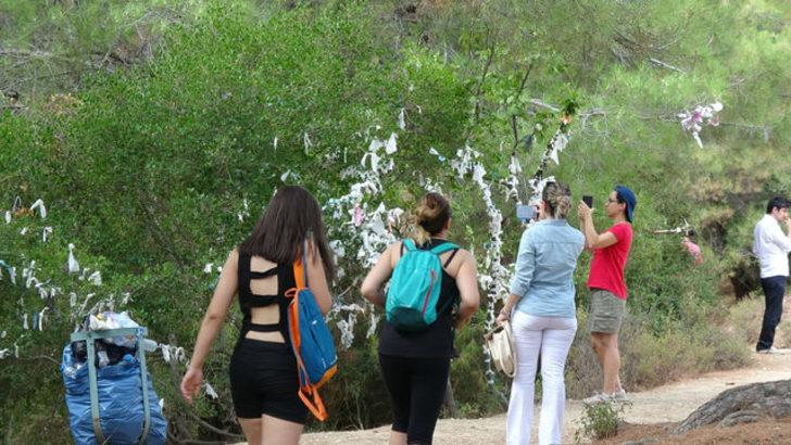 Zeus Sunağı'nda dilekte bulunuyorlar G2