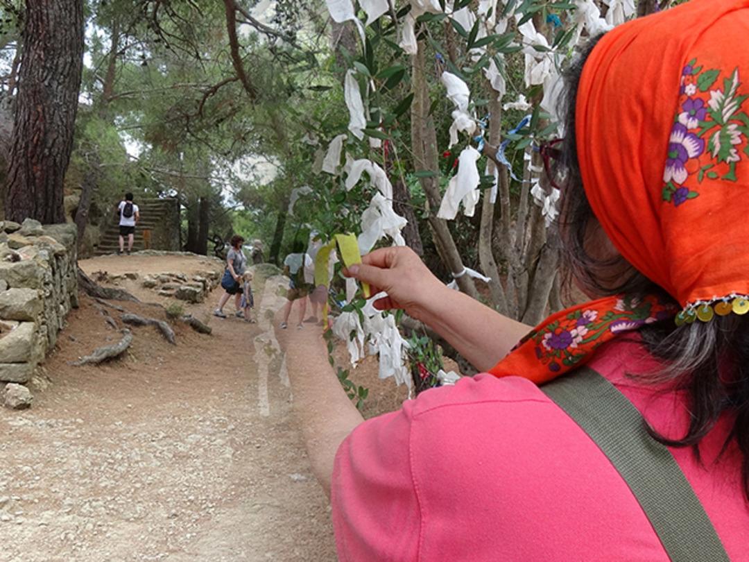 Zeus Sunağı'nda dilekte bulunuyorlar