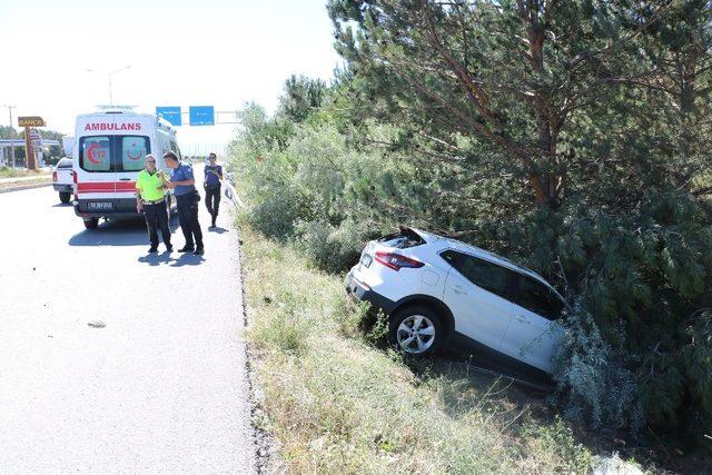 Kontrolden çıkan otomobil ağaca çarptı: 2 yaralı