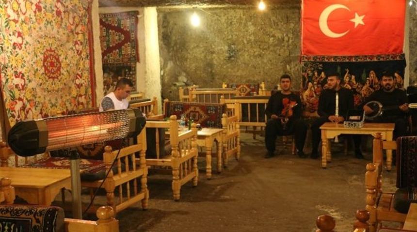 Dışarısı 44 derece, içeride sobayla ısınıyorlar