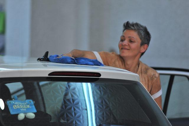 Oto yıkamacı kız kardeşler, erkeklere taş &ccedil;ıkartıyor 1