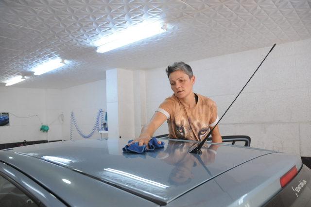 Oto yıkamacı kız kardeşler, erkeklere taş &ccedil;ıkartıyor 2