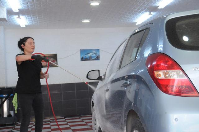 Oto yıkamacı kız kardeşler, erkeklere taş &ccedil;ıkartıyor 3