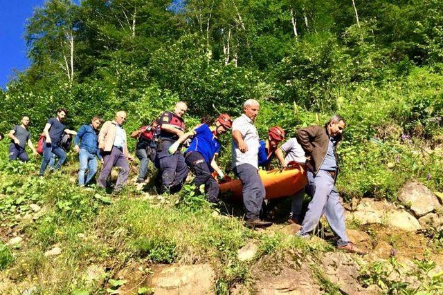 Otomobil yayla dönüşü uçuruma yuvarlandı: 1 ölü