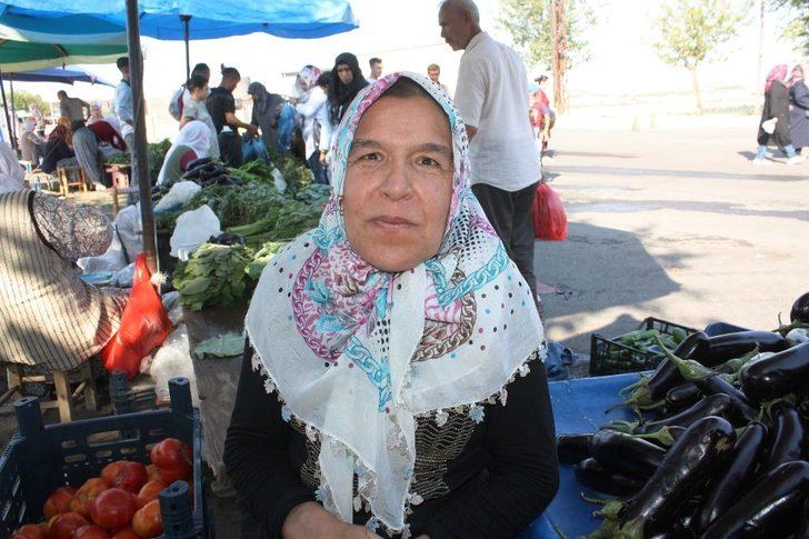 Diyarbakırlı kadınlar, ektikleri ürünleri mezarlık önünde satıyor G3