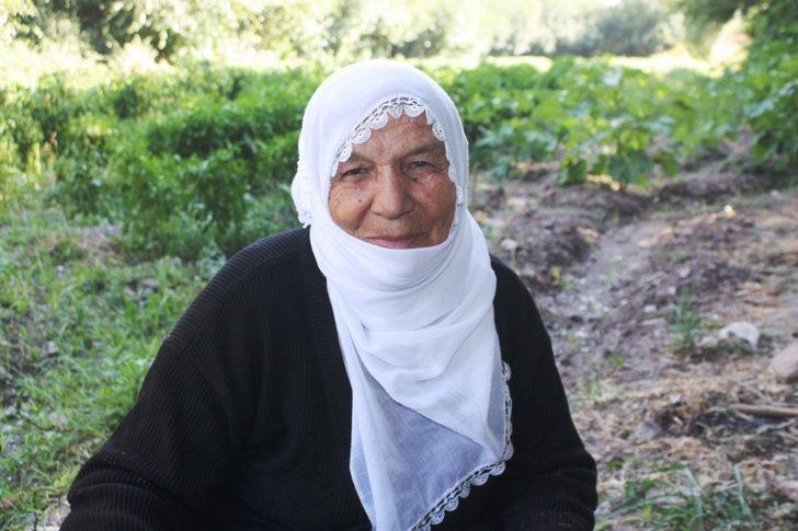 Diyarbakırlı kadınlar, ektikleri ürünleri mezarlık önünde satıyor G4