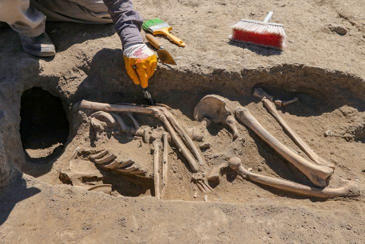 Van'da kafatası olmayan 2 bin 700 yılık iskelet bulundu G2