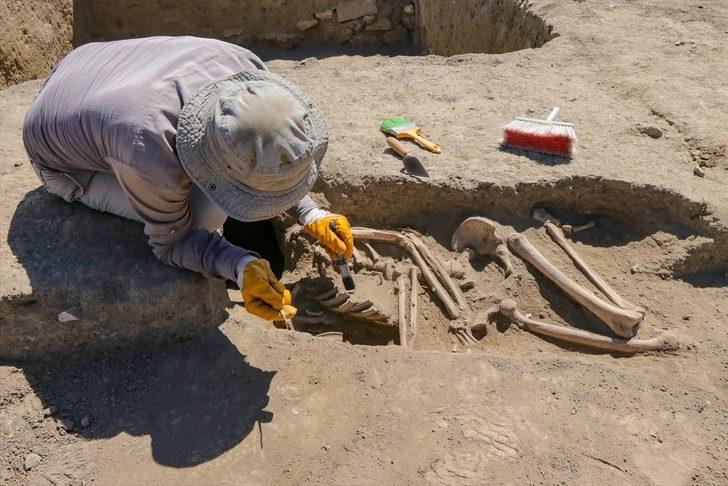 Van'da kafatası olmayan 2 bin 700 yılık iskelet bulundu G4
