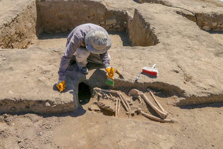 Van'da kafatası olmayan 2 bin 700 yılık iskelet bulundu G5
