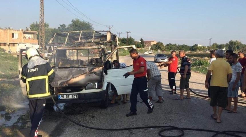 Park halindeki kamyonet yanarak kullanılamaz hale geldi