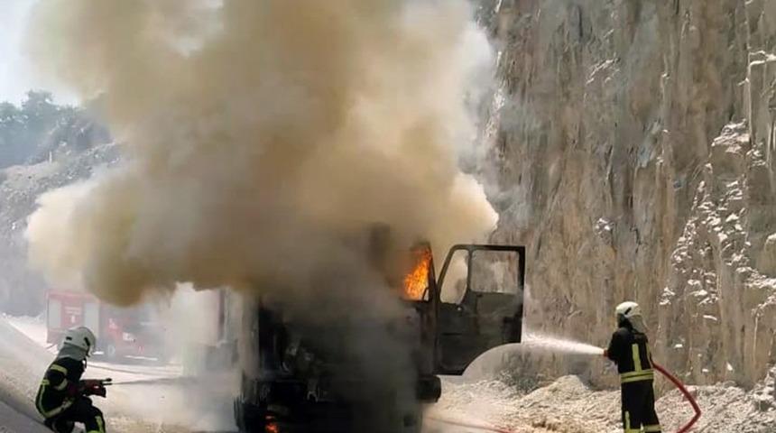 Kamyon alev alev yandı