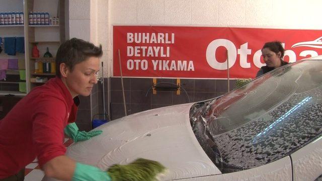 Oto yıkama dükkanında iki kız kardeş erkek meslektaşlarına taş çıkartıyor