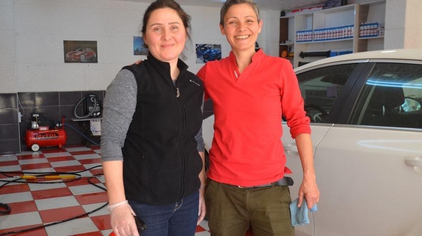 Oto yıkama d&uuml;kkanında iki kız kardeş erkek meslektaşlarına taş &ccedil;ıkartıyor