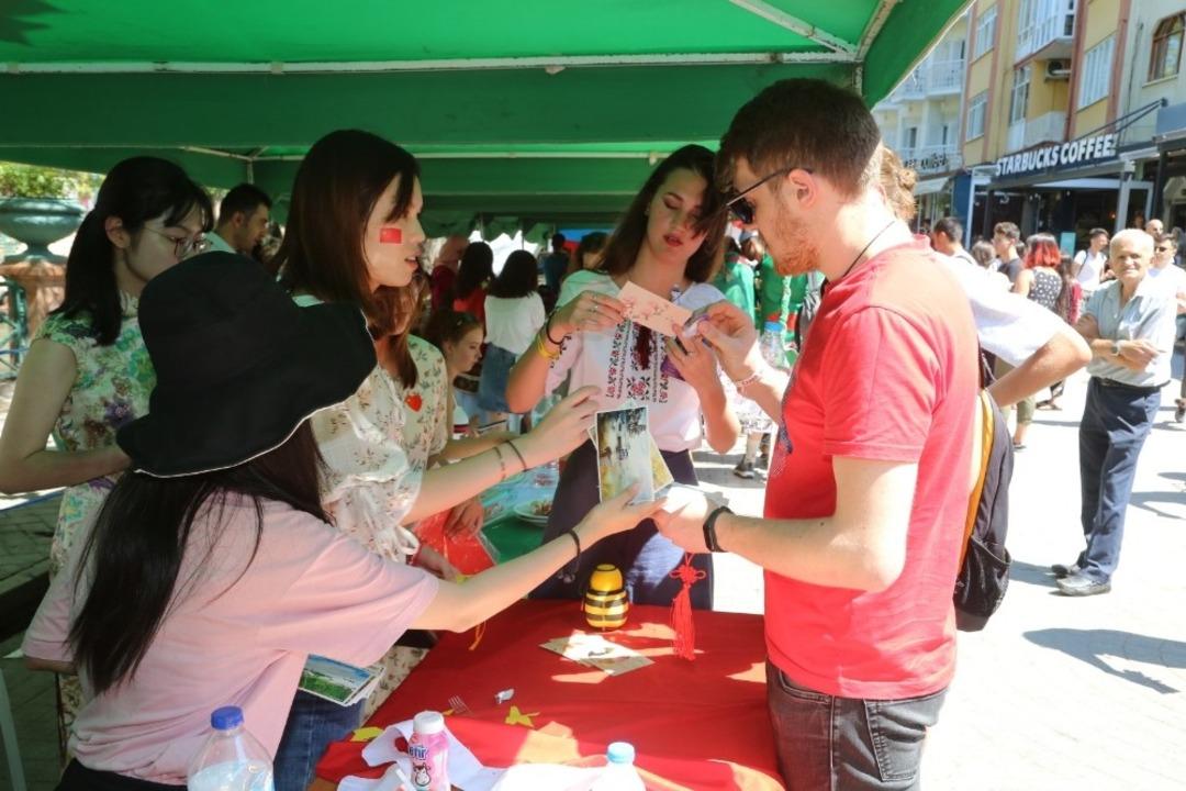 D&uuml;nya gen&ccedil;liğinden Eskişehir&rsquo;de &uuml;lkeler panayırı