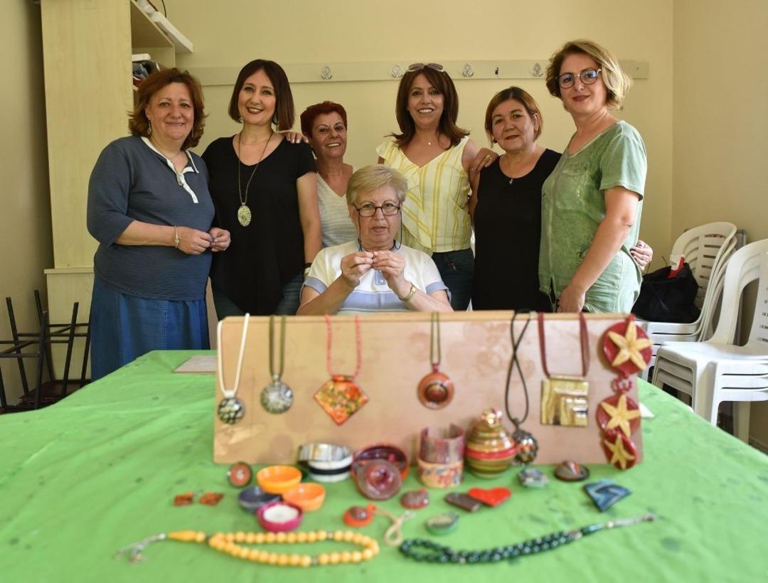 Kağıtlar kadınların elinde sanata d&ouml;n&uuml;ş&uuml;yor