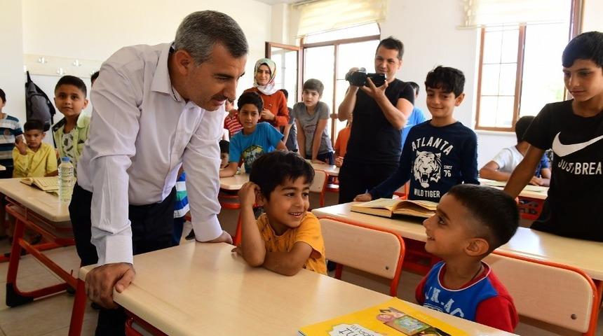Başkan &Ccedil;ınar, başarılı &ouml;ğrencileri portatif havuzla &ouml;d&uuml;llendirdi