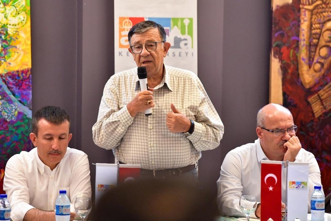 Ankara Kalesi i&ccedil;in el ele