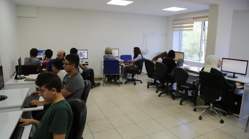 Gen&ccedil;ler bilgisayar kursu ile &ccedil;ağa ayak uyduruyor